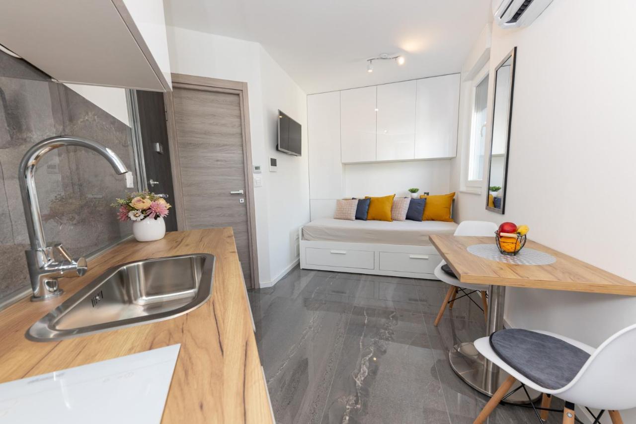 New Studio For 2, Free Private Garage Spot, Wi-Fi, 200 M From Mall Of Split Luaran gambar