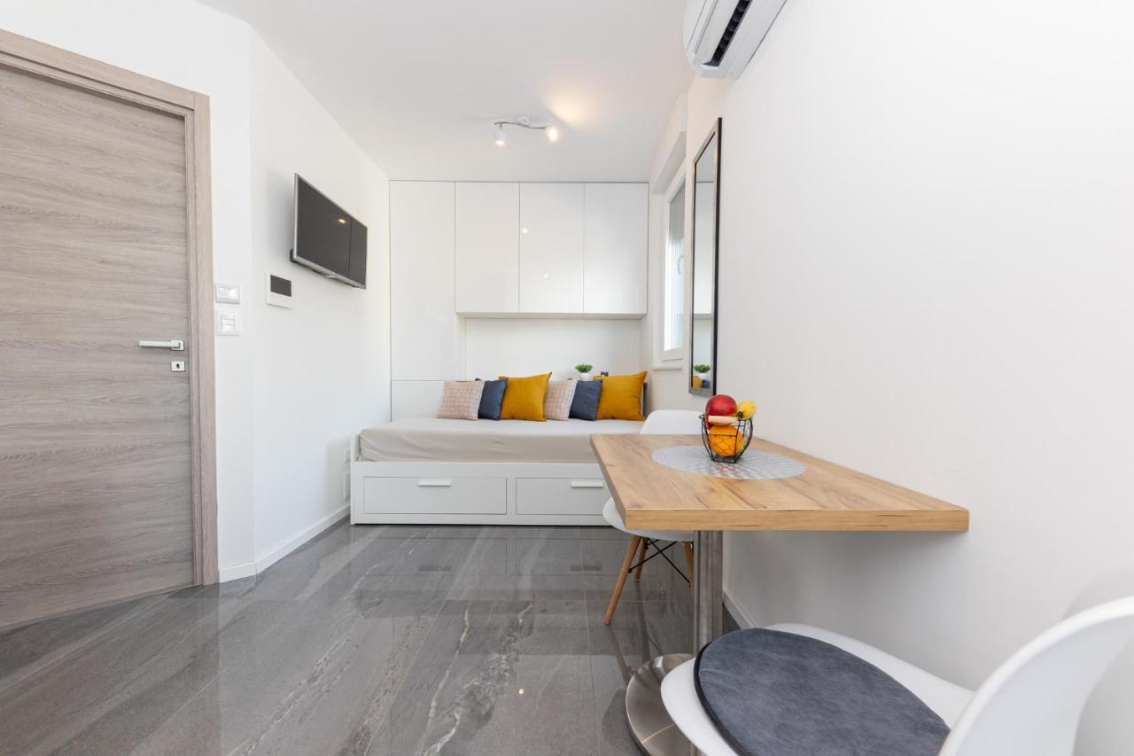 New Studio For 2, Free Private Garage Spot, Wi-Fi, 200 M From Mall Of Split Luaran gambar