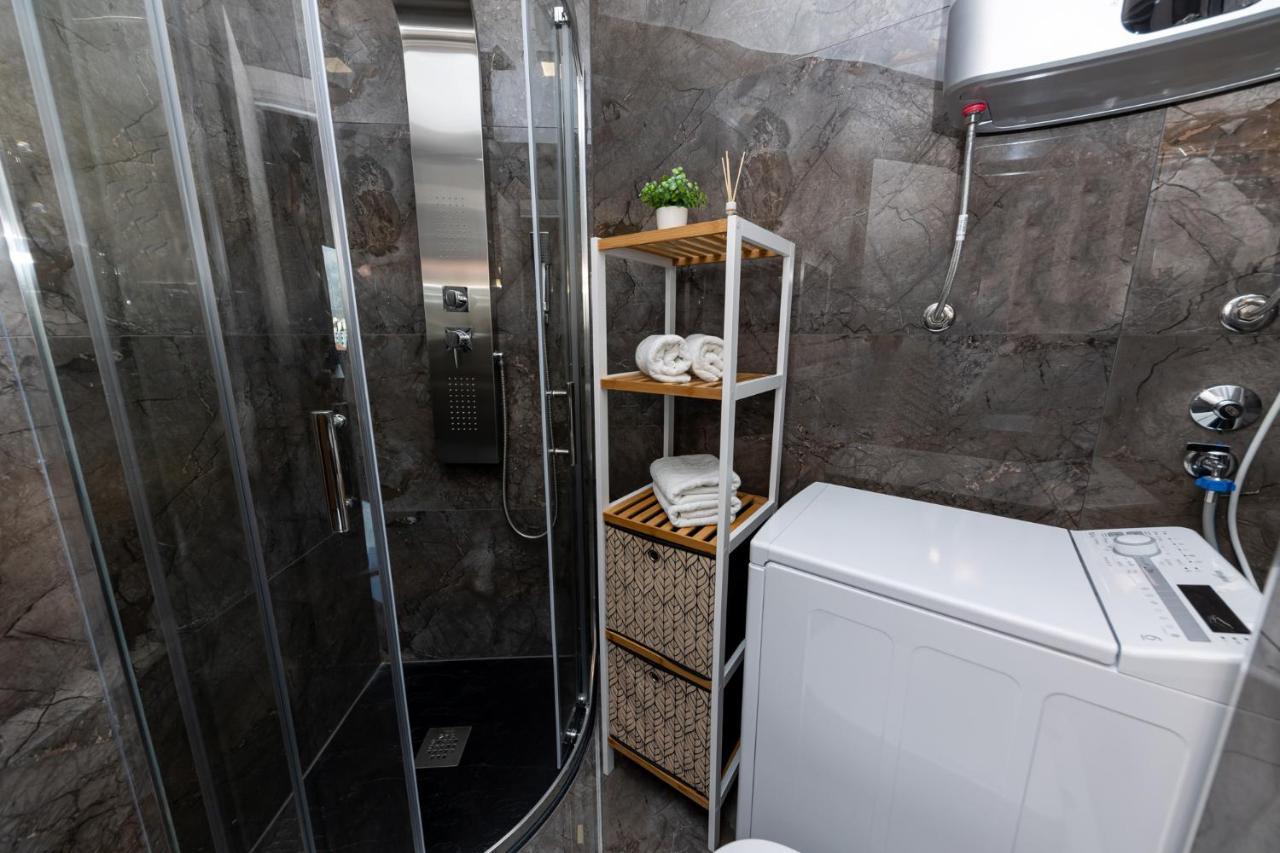 New Studio For 2, Free Private Garage Spot, Wi-Fi, 200 M From Mall Of Split Luaran gambar