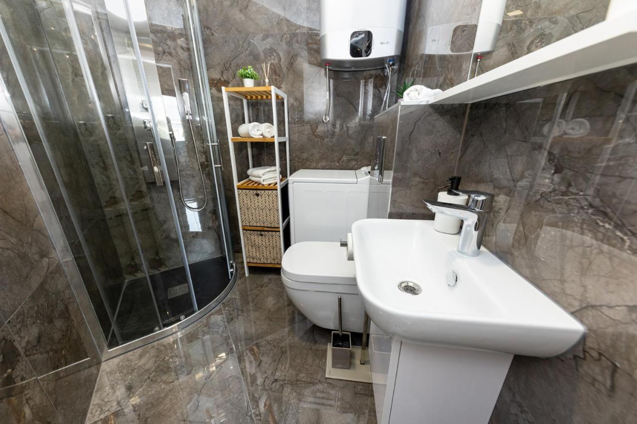 New Studio For 2, Free Private Garage Spot, Wi-Fi, 200 M From Mall Of Split Luaran gambar