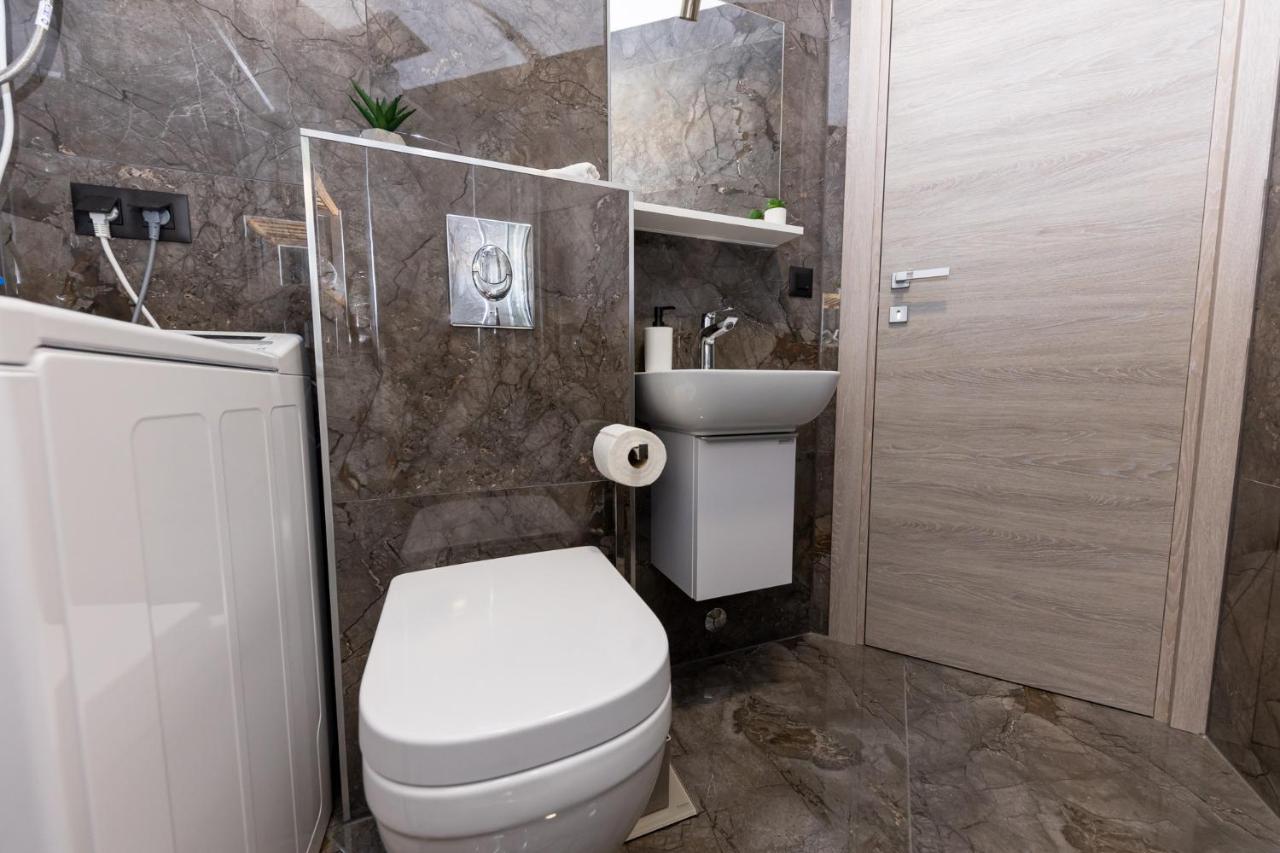 New Studio For 2, Free Private Garage Spot, Wi-Fi, 200 M From Mall Of Split Luaran gambar