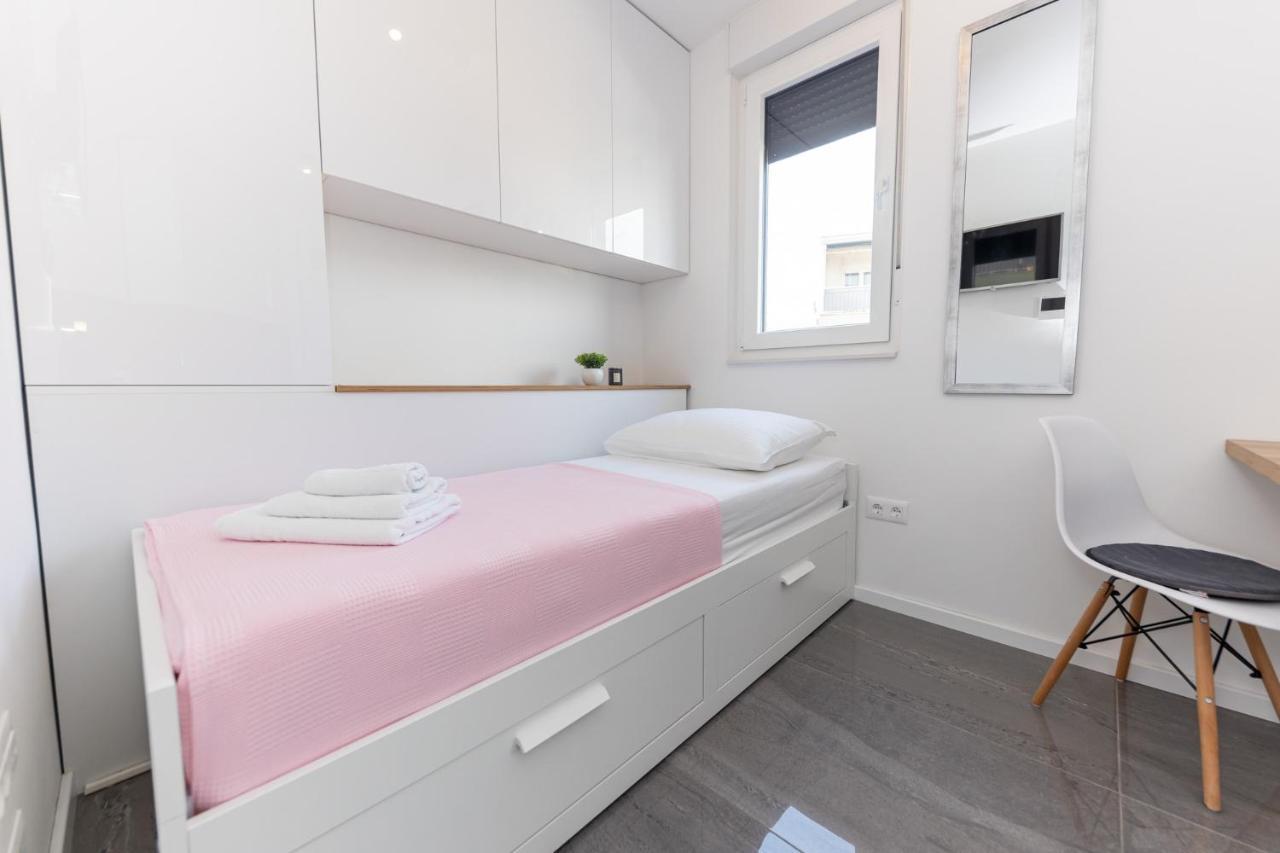 New Studio For 2, Free Private Garage Spot, Wi-Fi, 200 M From Mall Of Split Luaran gambar