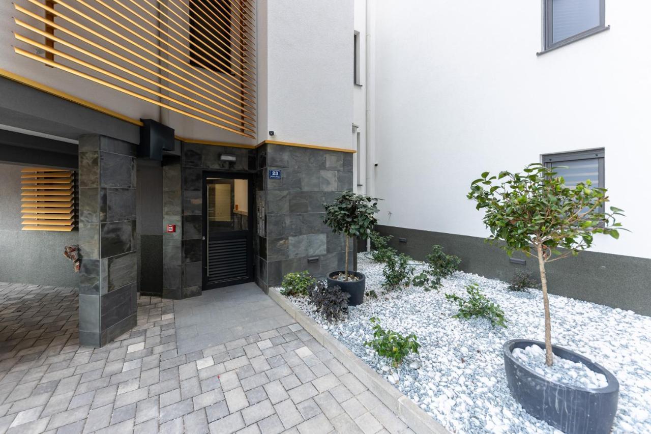 New Studio For 2, Free Private Garage Spot, Wi-Fi, 200 M From Mall Of Split Luaran gambar